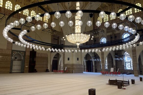 Al Fateh Grand Mosque - SillySuitcase