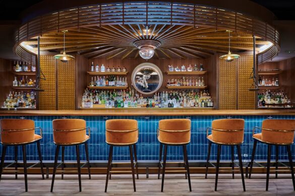 Bar De Luxe - SillySuitcase