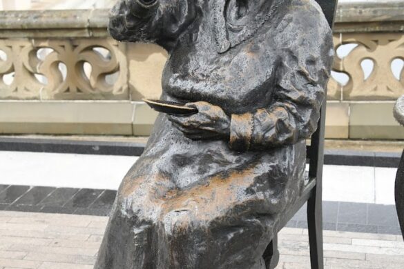 Famous Five Statue - SillySuitcase