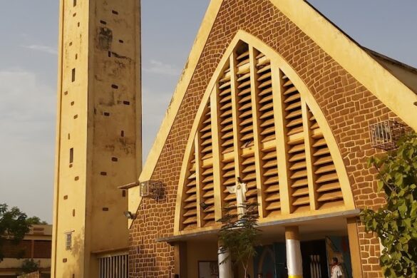 Glise De Dapoya - SillySuitcase