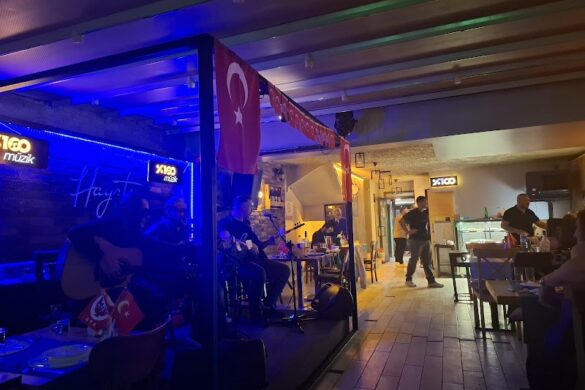 Hayat Bir Sahne - SillySuitcase