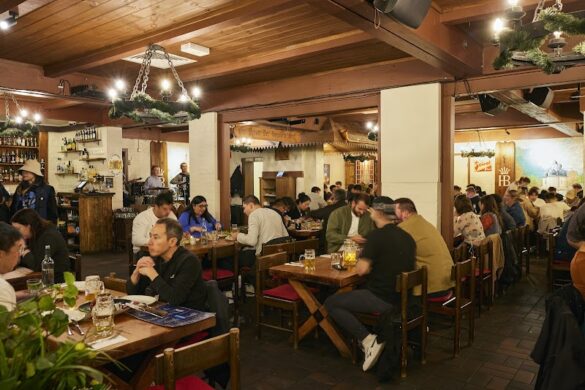 Hofbr Uhaus Melbourne - SillySuitcase