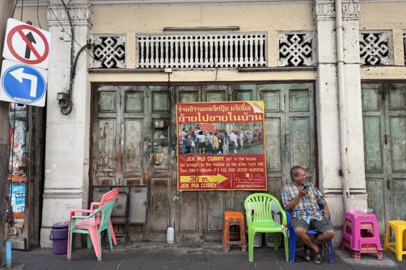 Khao Gaeng Jek Pui Je Chie - SillySuitcase