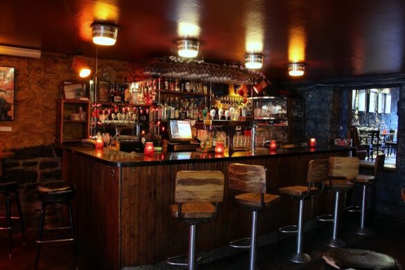 L Escogriffe Bar - SillySuitcase