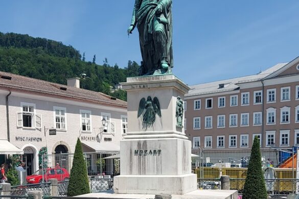 Mozartstatue - SillySuitcase