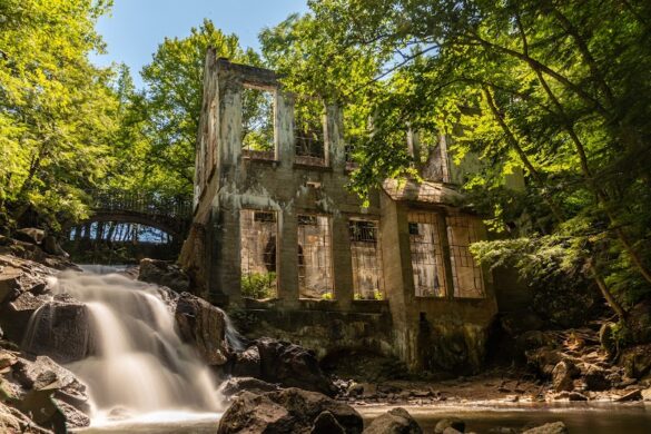 Ruines Carbide Willson - SillySuitcase