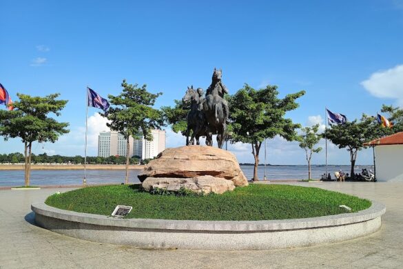 Sculpture Of Decho Meas Decho Yat - SillySuitcase