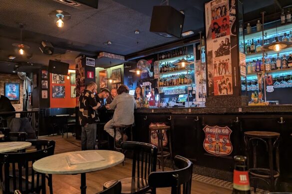 Blackbird Rock Bar - SillySuitcase