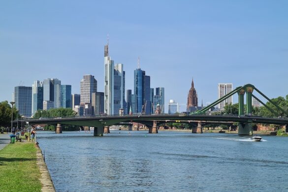 Deutschherrnbr Cke - SillySuitcase