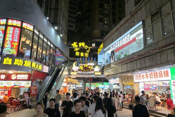 Dongmen Pedestrian Street Legislative Jiaoyushi - SillySuitcase