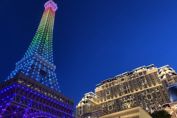 Eiffel Tower - SillySuitcase