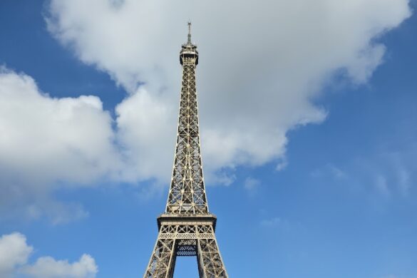 Eiffel Tower - SillySuitcase