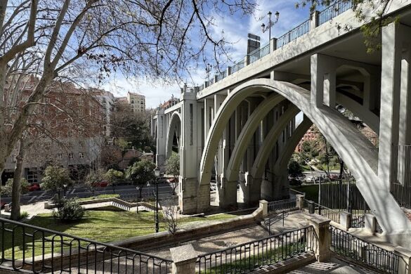 Escalinatas Del Fot Grafo - SillySuitcase
