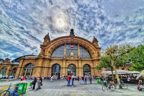 Frankfurt Main Hauptbahnhof - SillySuitcase