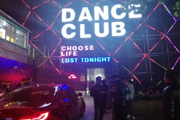Hot Dancing Club - SillySuitcase