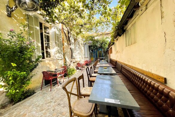 Le Hive Bar Restaurant - SillySuitcase