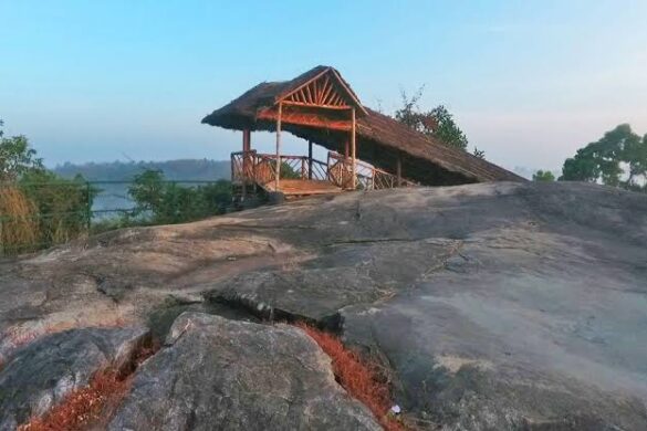 Madavoorpara Ancient Rock Cut Shiva Temple - SillySuitcase