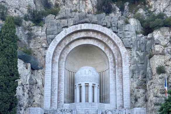 Monument Aux Morts De Rauba Cape - SillySuitcase