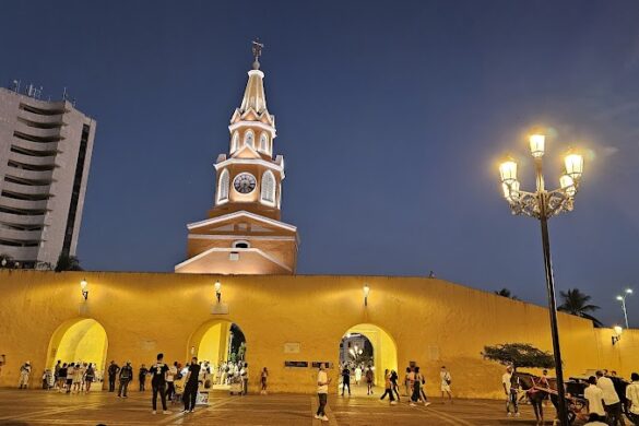 Monumento Torre Del Reloj - SillySuitcase