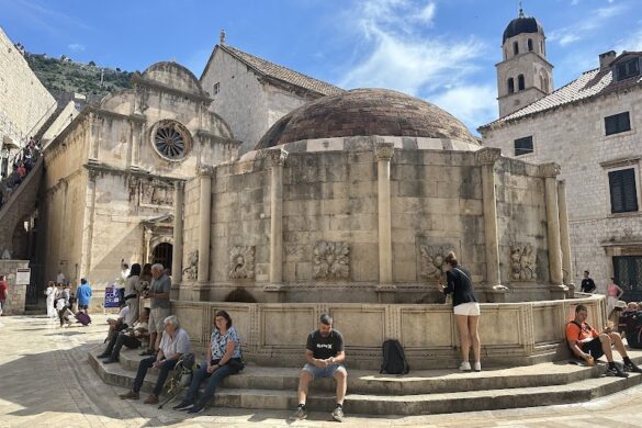 Onofrio S Large Fountain - SillySuitcase