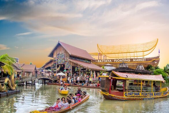 Pattaya Floating Market - SillySuitcase