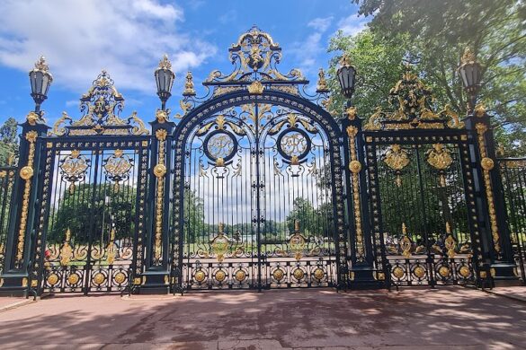 Porte Des Enfants Du Rh Ne - SillySuitcase