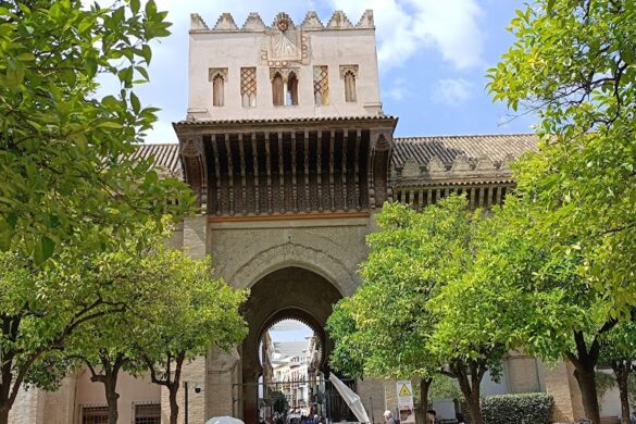 Puerta Del Perd N Y Patio De Los Naranjos - SillySuitcase
