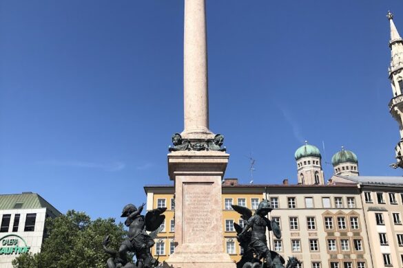 Rathaus Glockenspiel - SillySuitcase