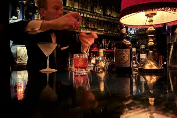 Rote Bar - SillySuitcase