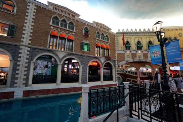 Shoppes At Venetian - SillySuitcase