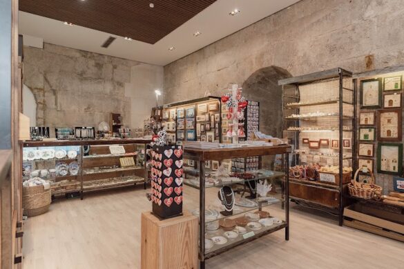 Souvenirs And Gift Shop Peristil Art - SillySuitcase