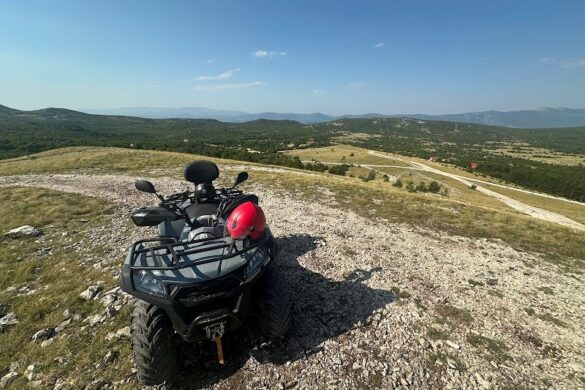 Split Outdoor Adventure - SillySuitcase