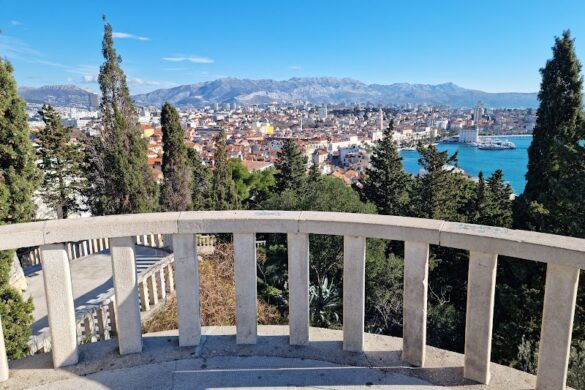 Split Viewpoint Belvedere - SillySuitcase