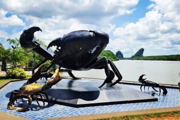 The Mud Crabs Sculpture - SillySuitcase