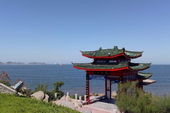 Yantaishan Scenic Area West Gate - SillySuitcase
