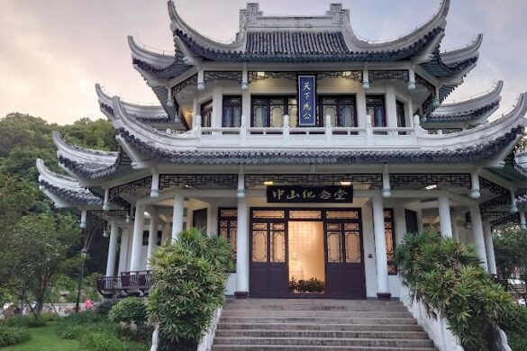 Zhongshan Park North Gate - SillySuitcase