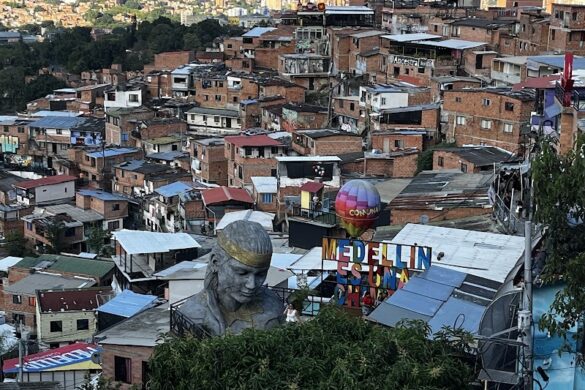 Zippy Tour Comuna 13 - SillySuitcase