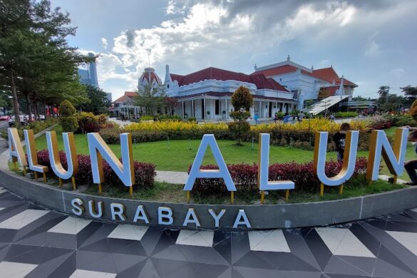 Alun Alun Surabaya - SillySuitcase
