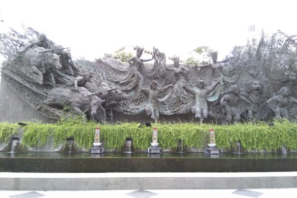 Surabaya Zero Kilometer And Parasamya Purnakarya Nugraha Monument - SillySuitcase