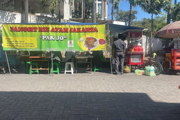 Tugu Pahlawan Sunday Morning Market - SillySuitcase